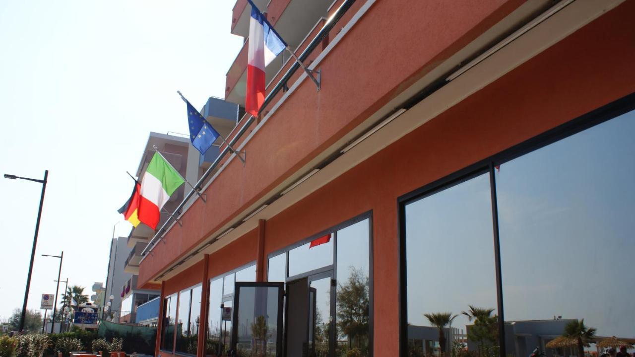 רימיני Hotel Palazzo Caveja מראה חיצוני תמונה