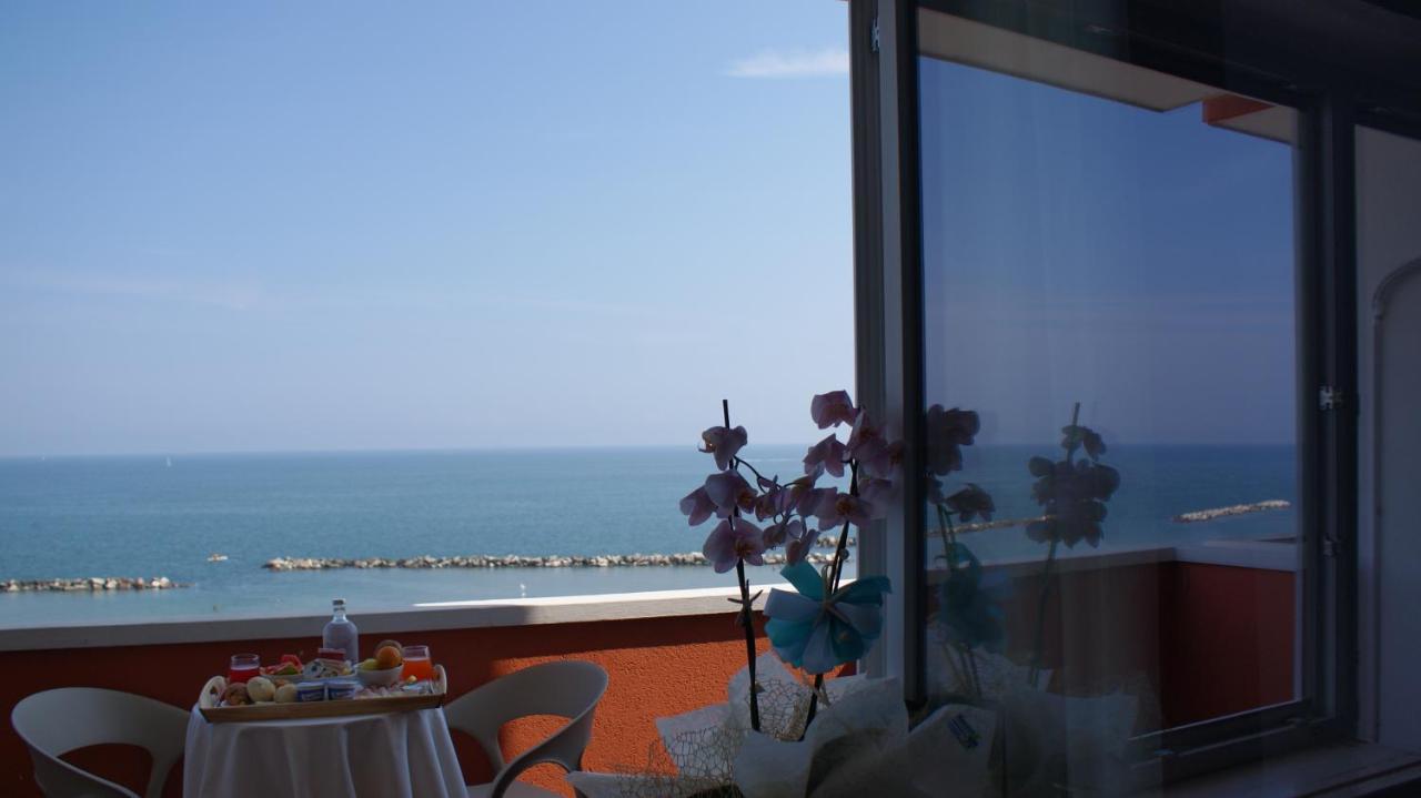 רימיני Hotel Palazzo Caveja מראה חיצוני תמונה