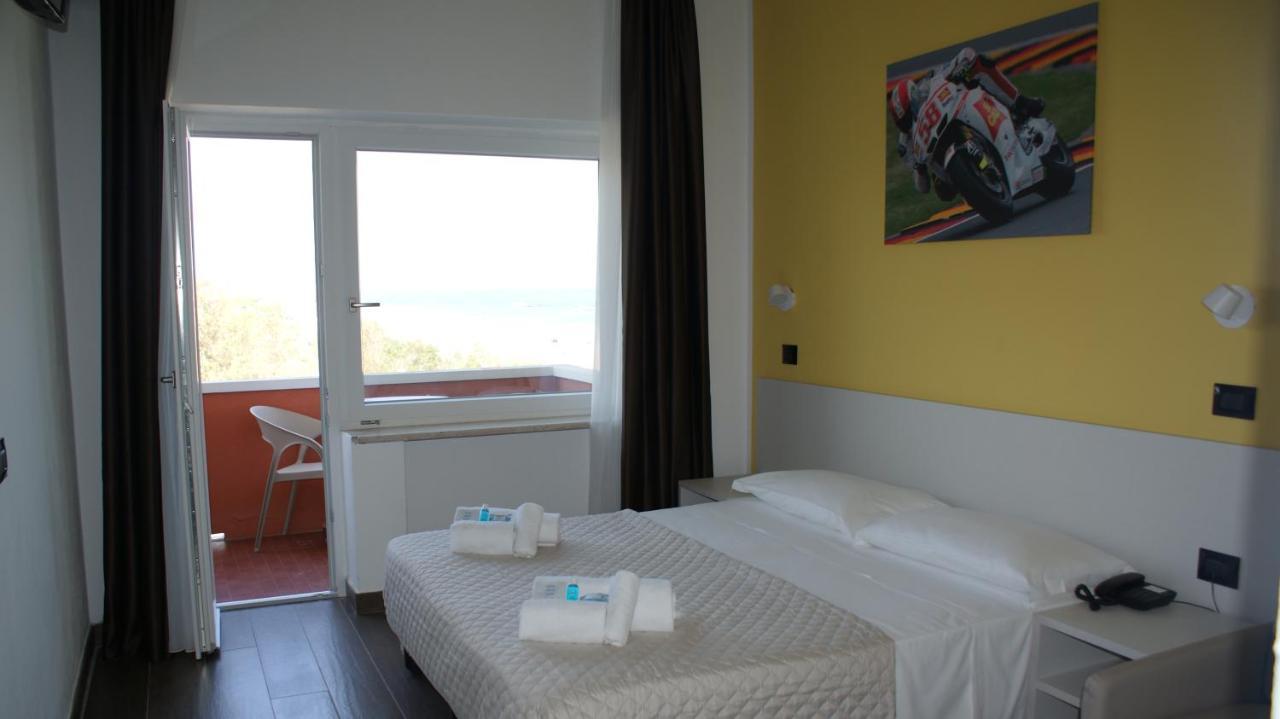רימיני Hotel Palazzo Caveja מראה חיצוני תמונה