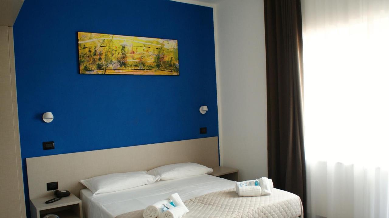 רימיני Hotel Palazzo Caveja מראה חיצוני תמונה